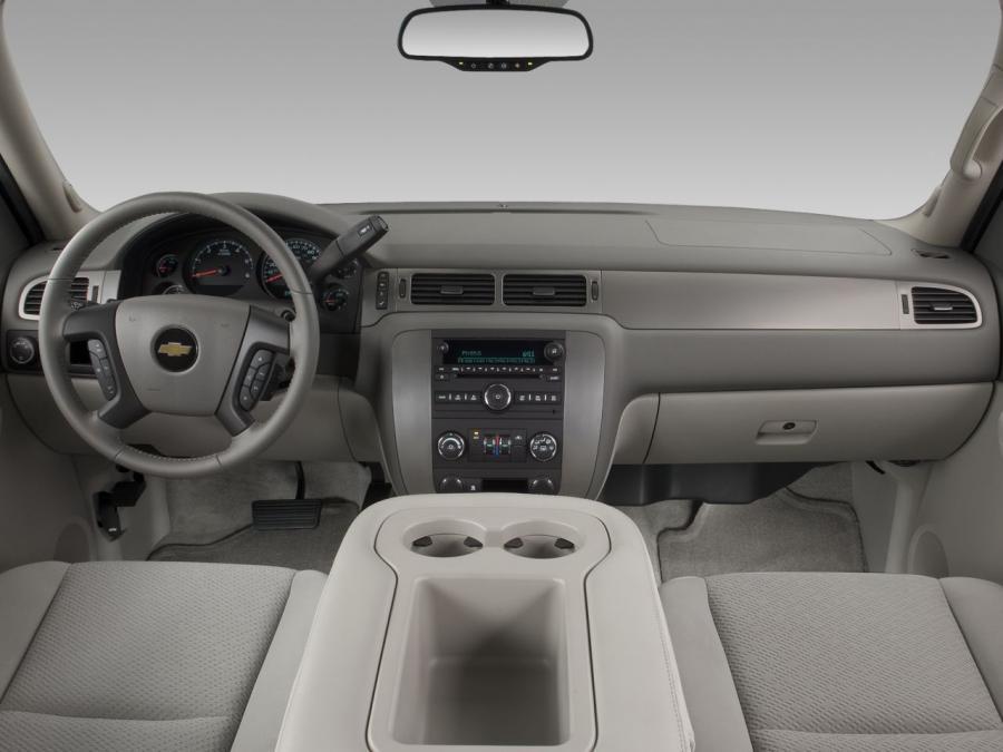  Chevrolet Suburban 2006 года  (фото 4 из 16)